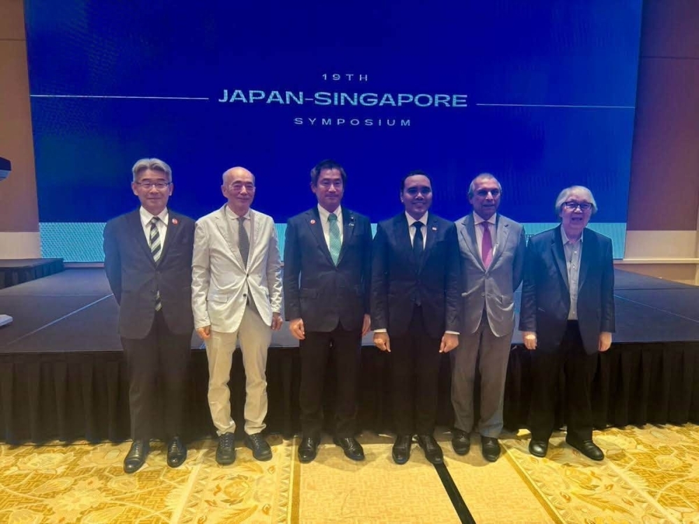 シンポジウム参加者の集合写真