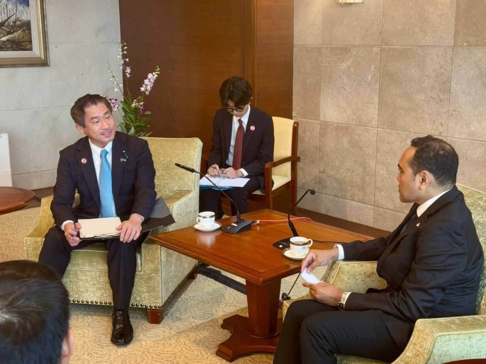 ズルカルナイン外務担当兼内務担当国務大臣と会談中の大西政務官