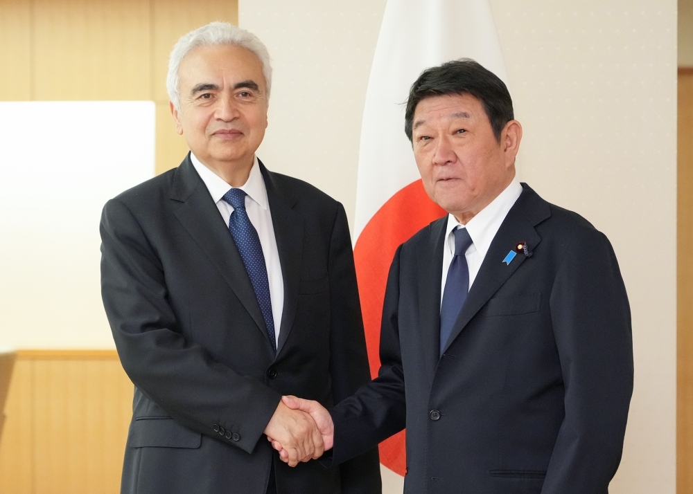 握手する茂木外務大臣とビロル国際エネルギー機関事務局長