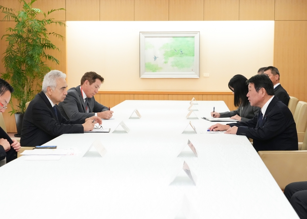 会談する茂木外務大臣とビロル国際エネルギー機関事務局長の様子