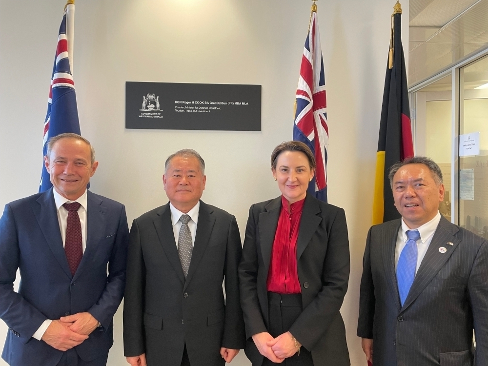 尾上補佐官、ロジャー・クック西オーストラリア州首相兼国防産業大臣及びサンダーソン国防産業補佐大臣の写真撮影