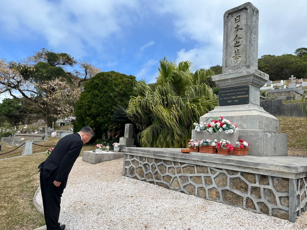 ヌメアの日本人墓地に慰霊する尾上総理補佐官
