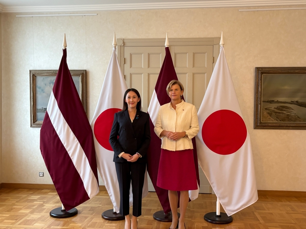 両国国旗の前での英利外務大臣政務官とバイバ・ブラジェ・ラトビア共和国外務大臣の記念撮影