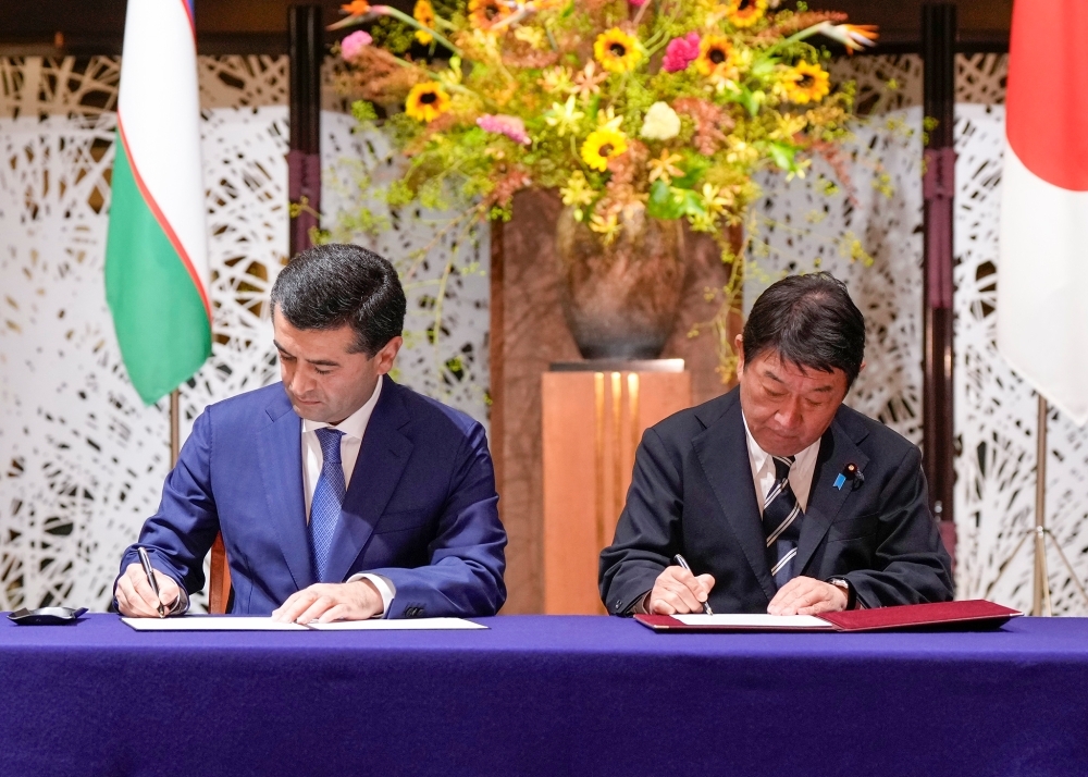 署名をする両外相