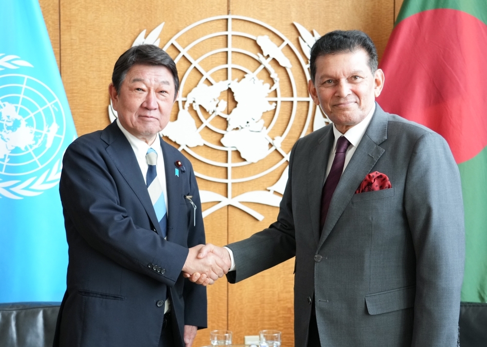 ラーマン国連総会議長と握手する茂木外務大臣