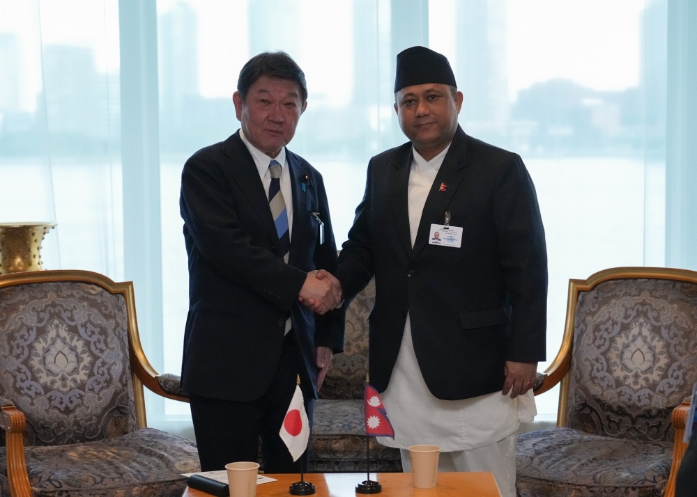 カナル外相と握手する茂木外務大臣