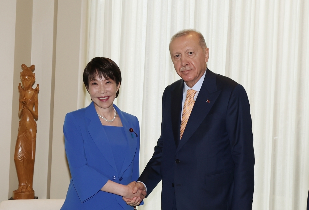 握手をする高市総理大臣とエルドアン・トルコ大統領