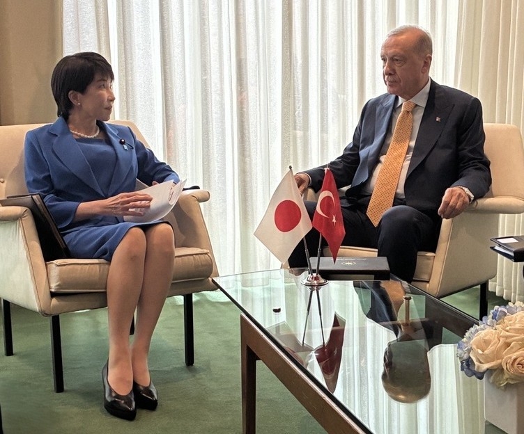 高市総理大臣とエルドアン・トルコ大統領の会談する様子