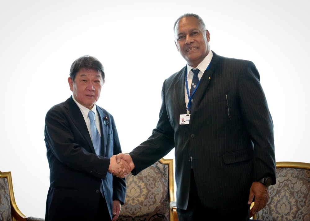 サキアシ・ンディトカ大臣と握手する茂木外務大臣