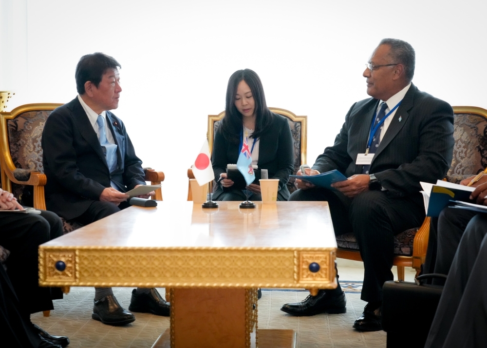 サキアシ・ンディトカ大臣と会談中の茂木外務大臣
