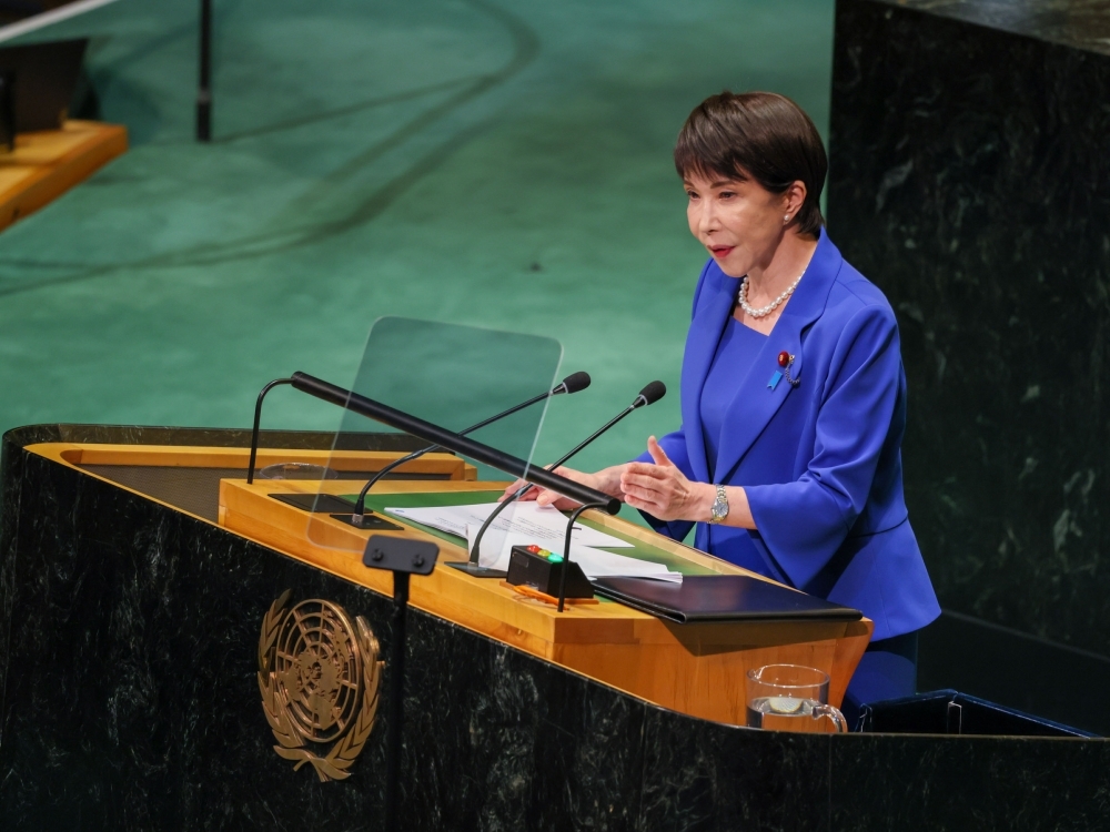 国連総会議場の壇上で演説を行う高市総理のアップ写真