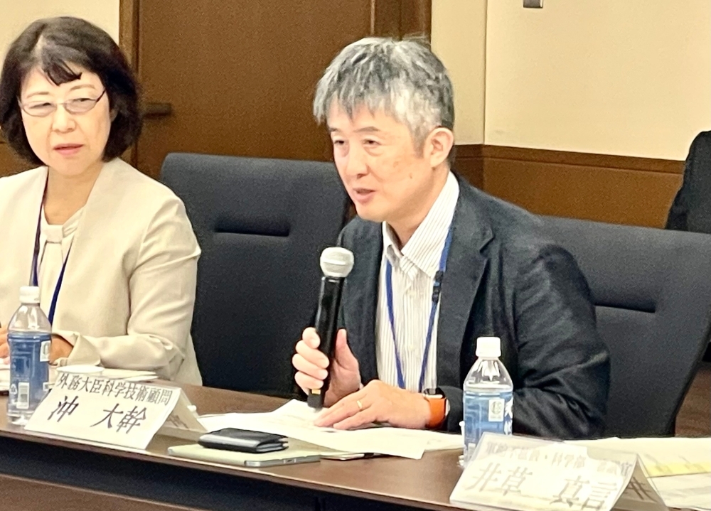 発言する沖顧問