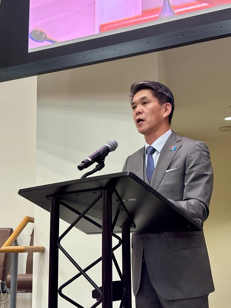 ステートメントを行う遠藤外務審議官