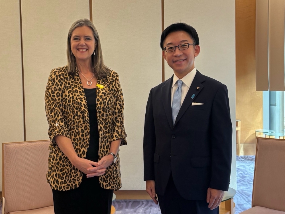 中西内閣官房副長官とロバートソン次期駐日英国大使の記念写真