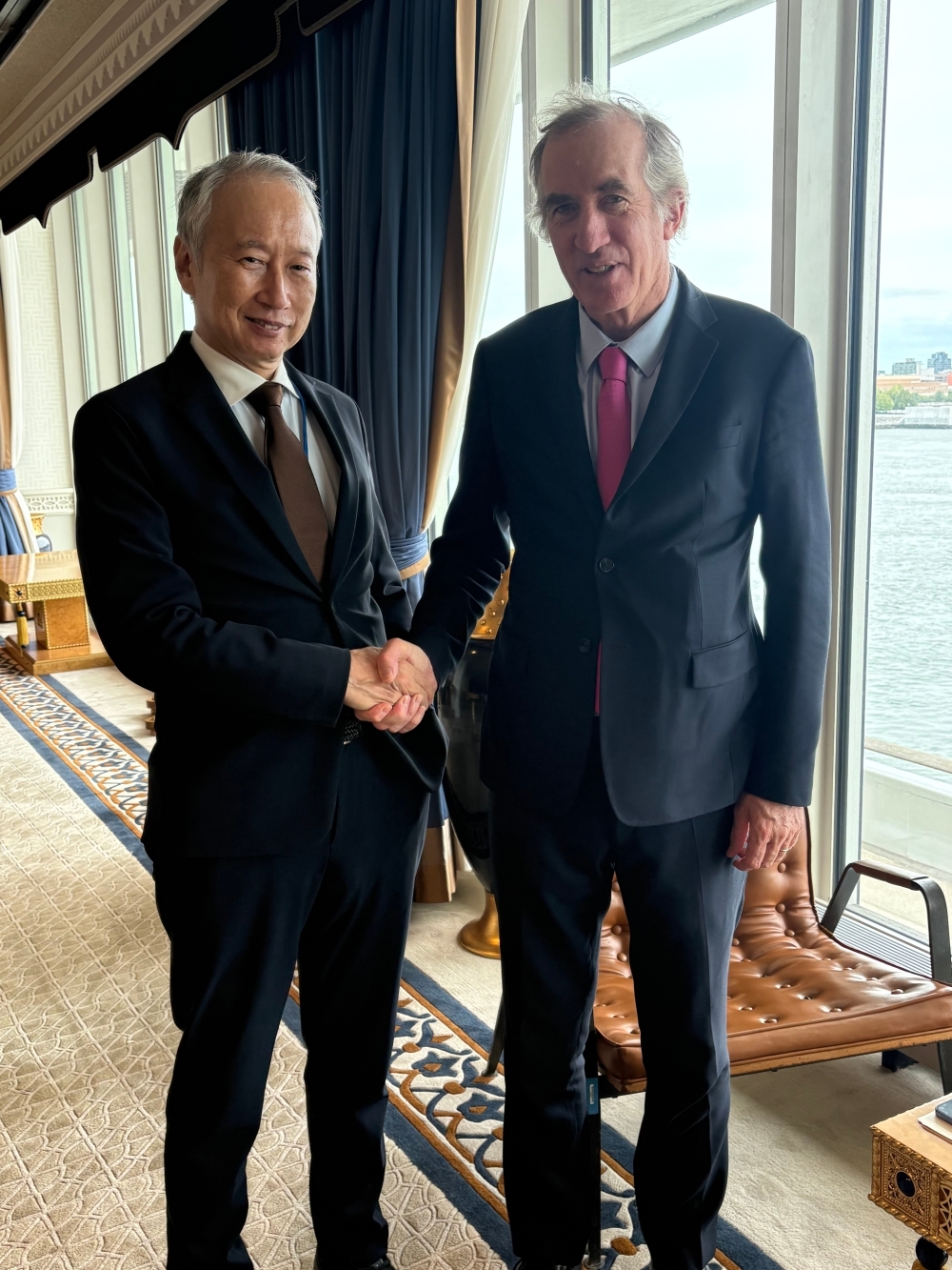握手をする大久保・ガザ再建支援担当大使とクリストフ・ビゴ・EU中東和平プロセス担当特別代表