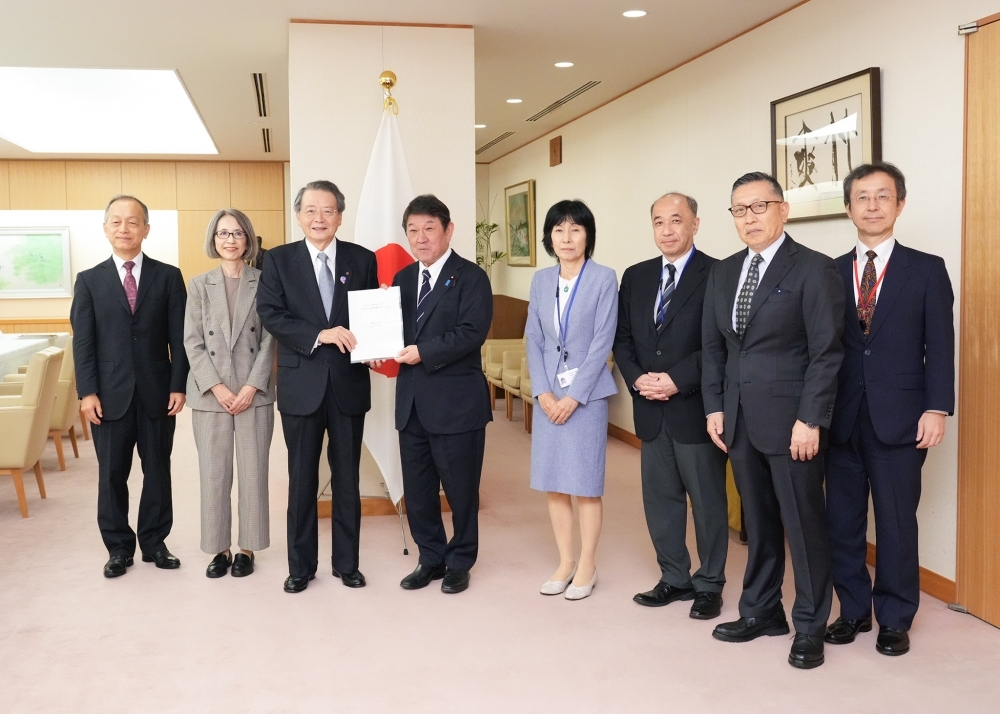 外務人事審議会より提言を受け取る茂木外務大臣