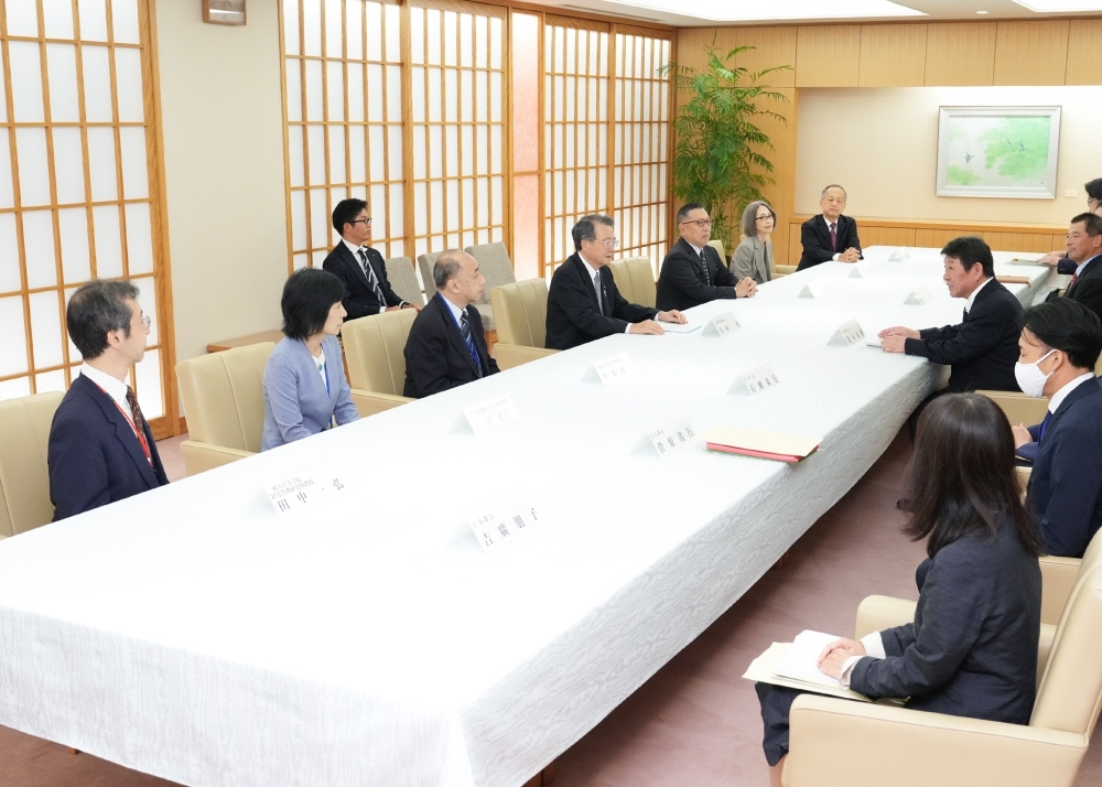外務人事審議会一行と懇談する茂木外務大臣