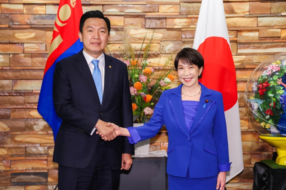 握手をする高市総理とオチラル首相
