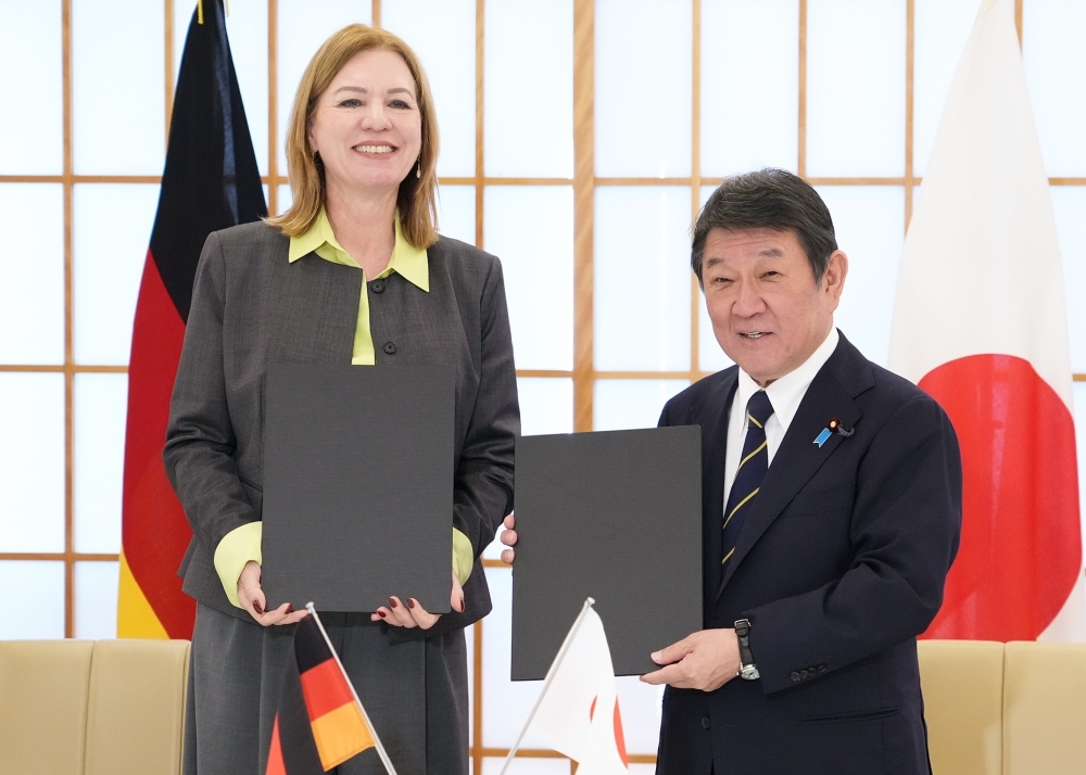 署名を交換後の茂木外務大臣とペトラ・ジグムント駐日独大使