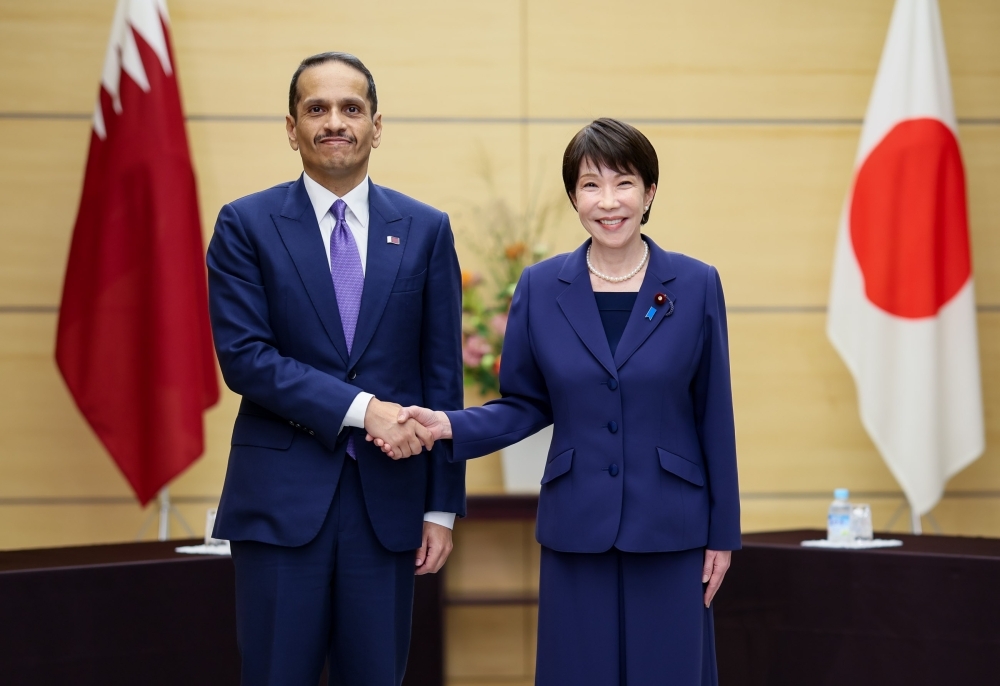 握手をする高市総理大臣とムハンマド・カタール首相兼外相