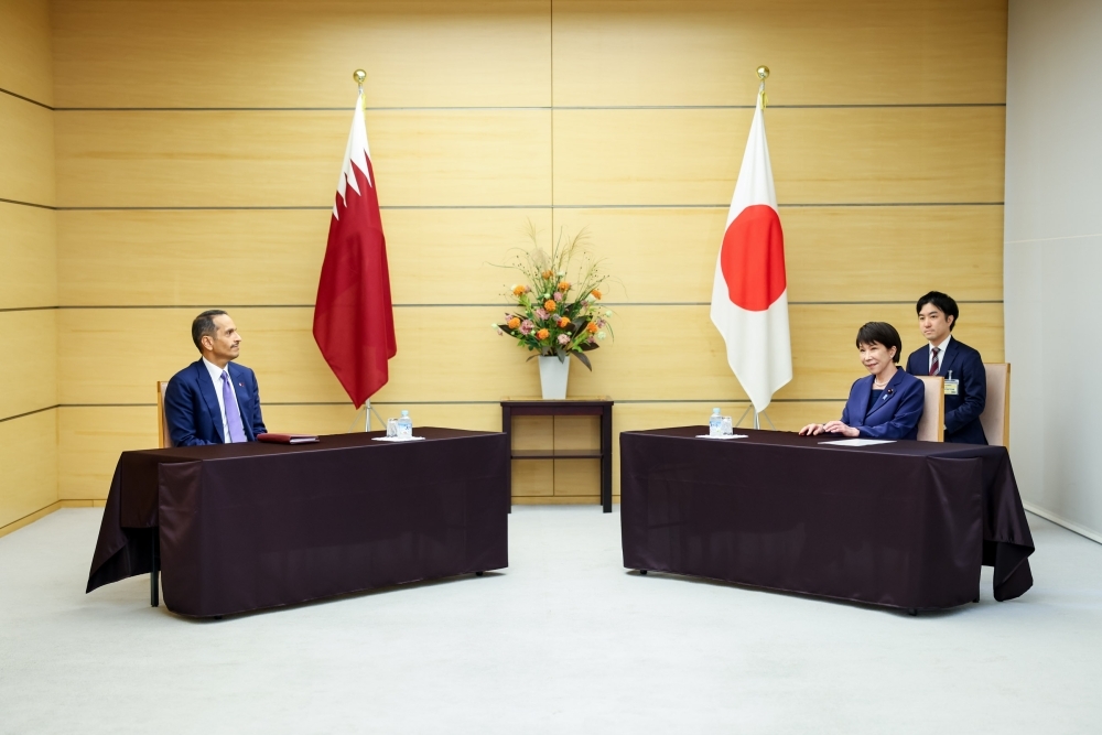 高市総理大臣とムハンマド・カタール首相兼外相の会談する様子