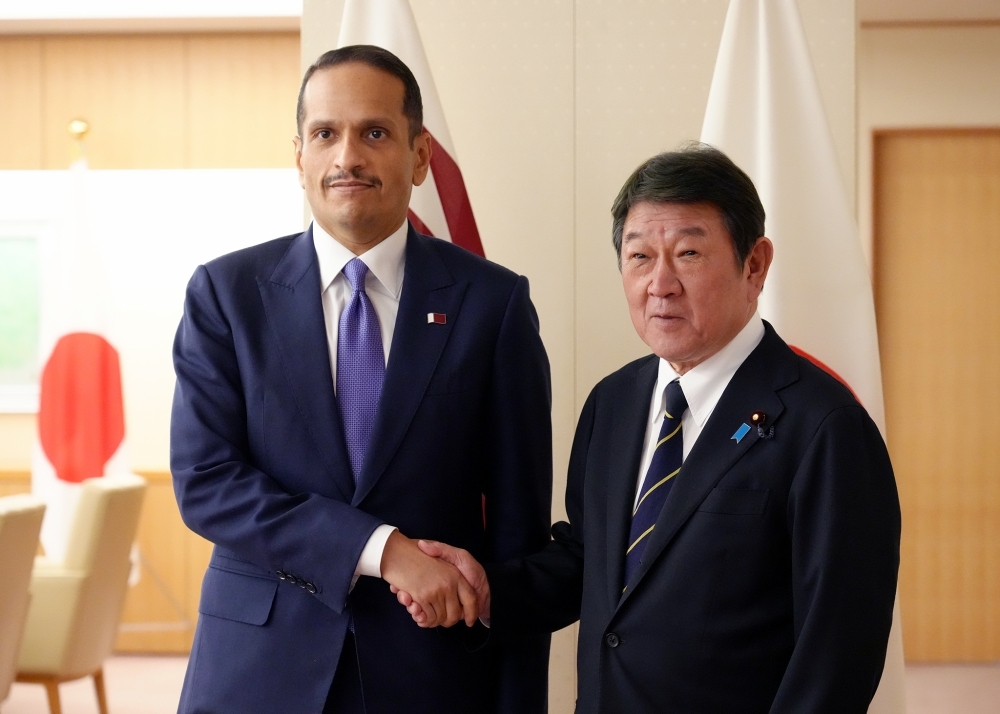 握手をする茂木外務大臣とムハンマド・カタール首相兼外務大臣