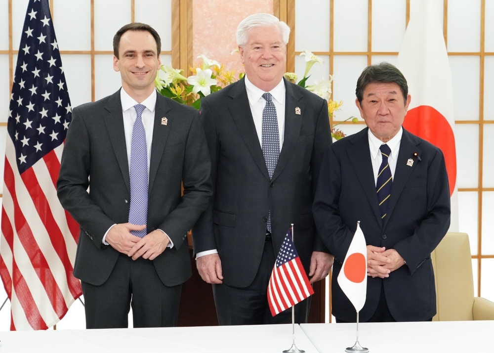 茂木外務大臣とクラツィオス局長及びグラス駐日米国大使との記念撮影