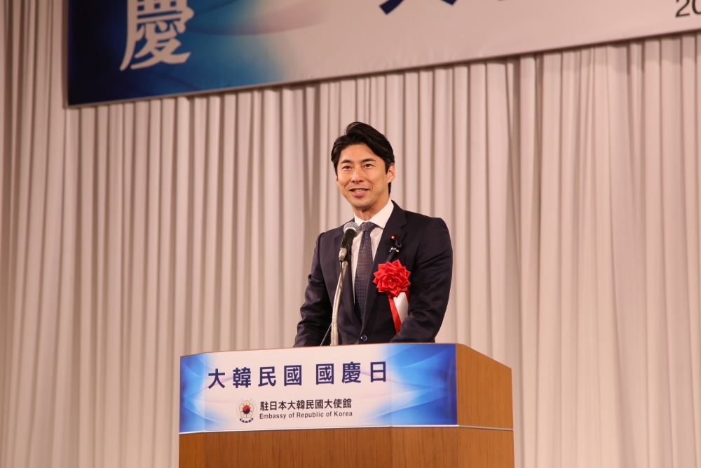 レセプションにて挨拶をする中曽根副大臣