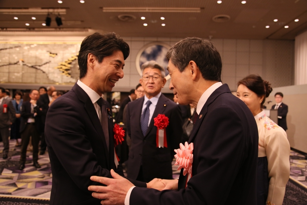 握手をする中曽根副大臣とリ・ヒョク駐日大使