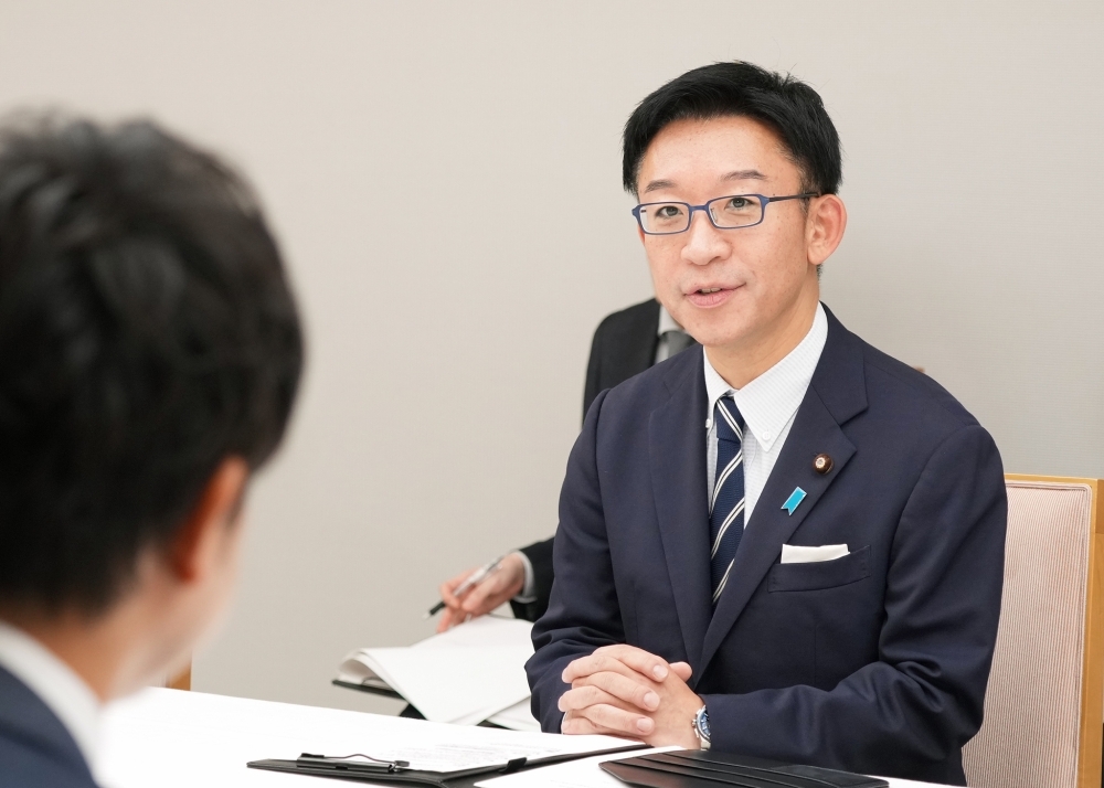 懇談中の中西内閣官房副長官