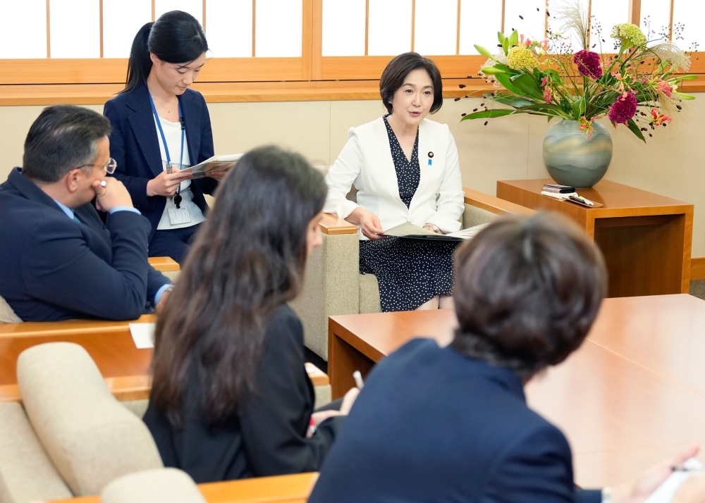 「NIS（中央アジア・コーカサス）諸国若手外交官招へい」参加者による表敬を受ける生稲外務大臣政務官