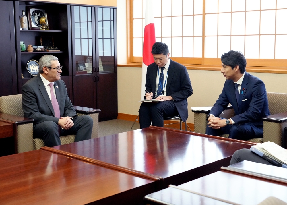 意見交換をする中曽根外務副大臣とシャッフラ駐日チュニジア大使