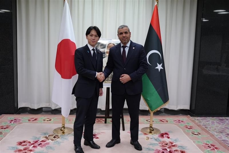 握手をする大空外務大臣政務官とモハメッド・エドビーブ・リビア高等教育・科学研究大臣
