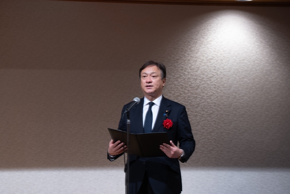 歓迎交流会で挨拶を行う堀井外務副大臣