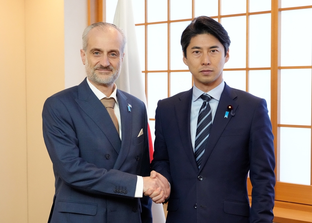 握手をする中曽根外務副大臣とエマニュエル・ナヴォン次期駐日イスラエル大使