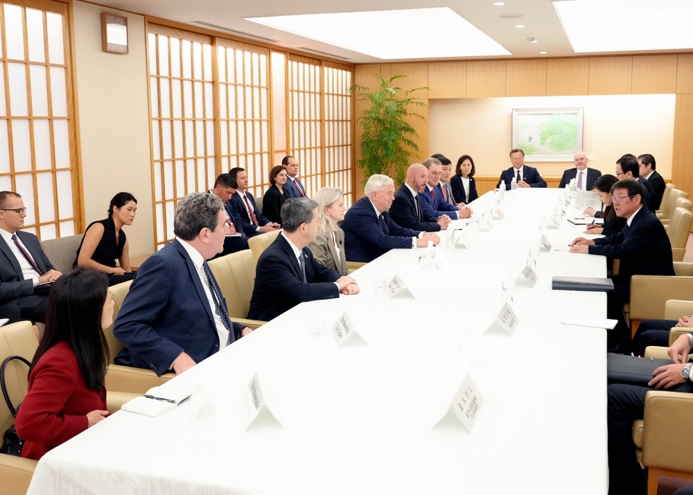 地域の諸課題について議論を行う茂木大臣と参加者