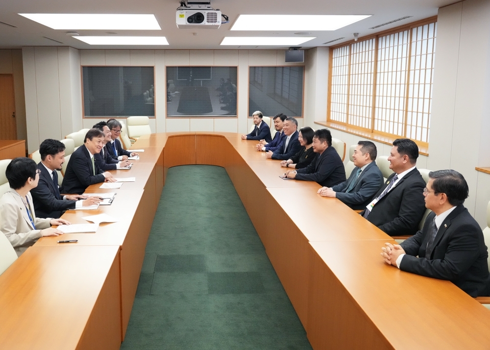 堀井副大臣と次世代日系指導者参加者たちとの意見交換の様子