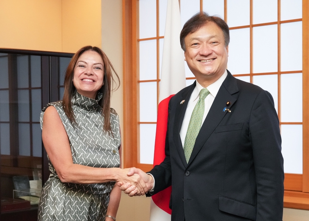 握手をする堀井副大臣とペトベッロ・アルゼンチン人的資本大臣