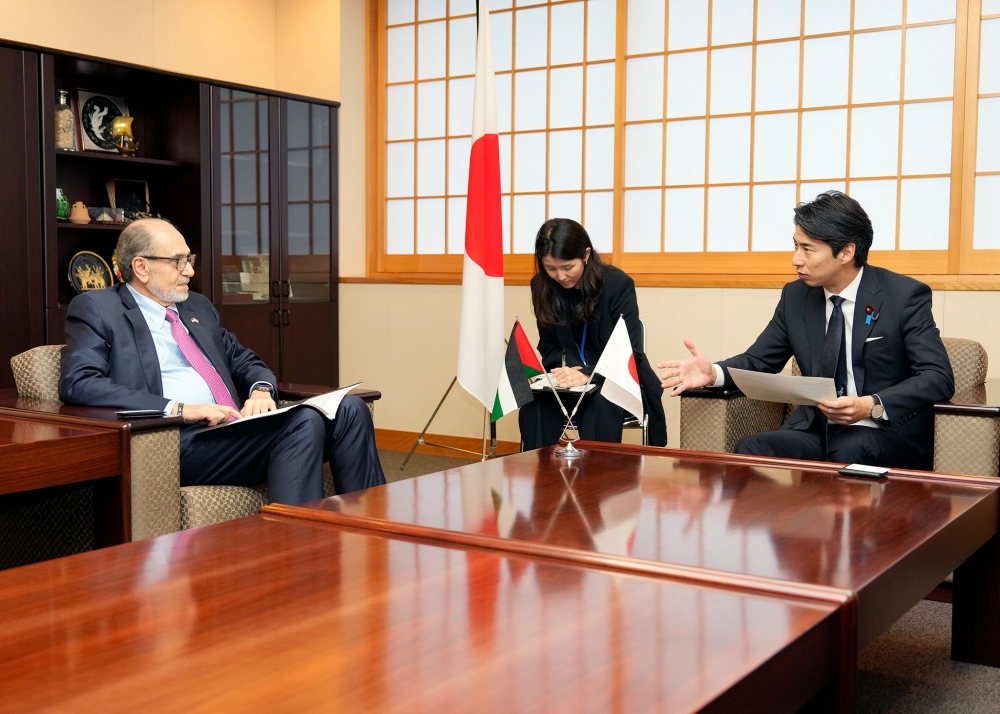 意見交換をする中曽根外務副大臣とシアム駐日パレスチナ常駐総代表部大使の様子