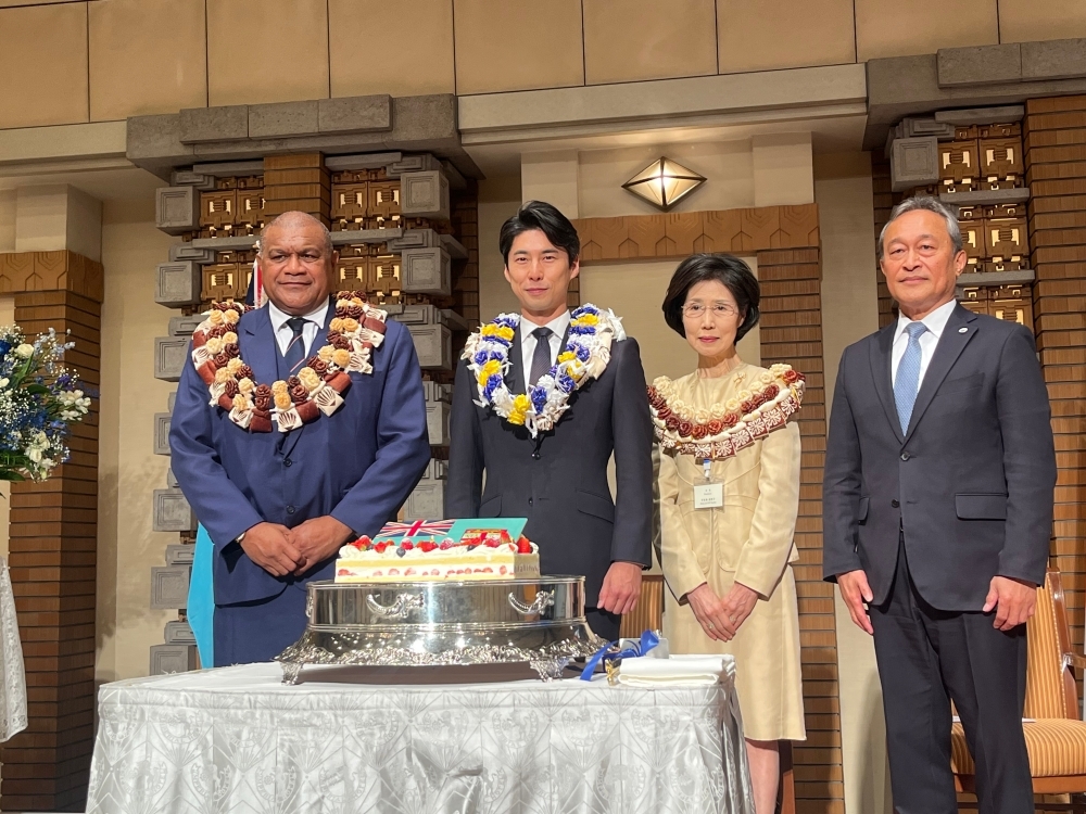 ナイガマ駐日大使他と、フィジーの国旗の装飾が施されたケーキを前に写真撮影する中曽根副大臣。
