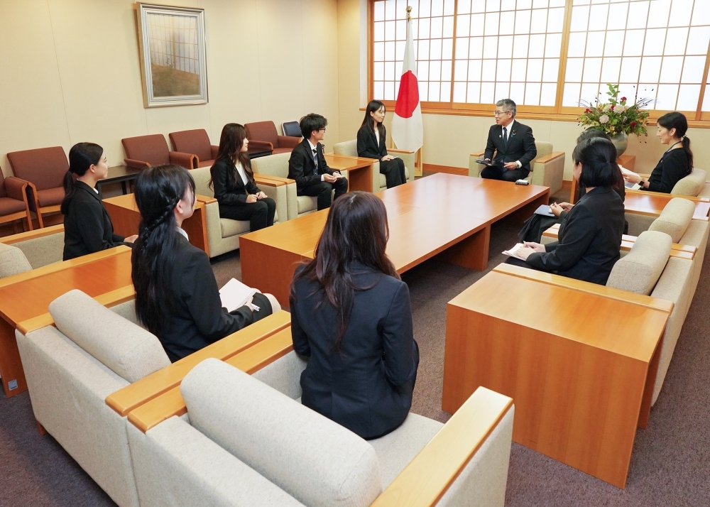 藤井政務官と日本代表団派遣団との懇談の様子