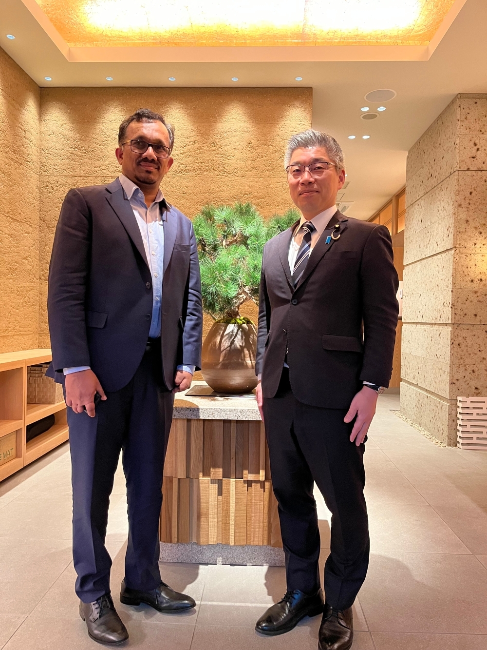 写真撮影に応じる藤井外務大臣政務官とハンドゥンネッティ・スリランカ産業・起業家育成大臣