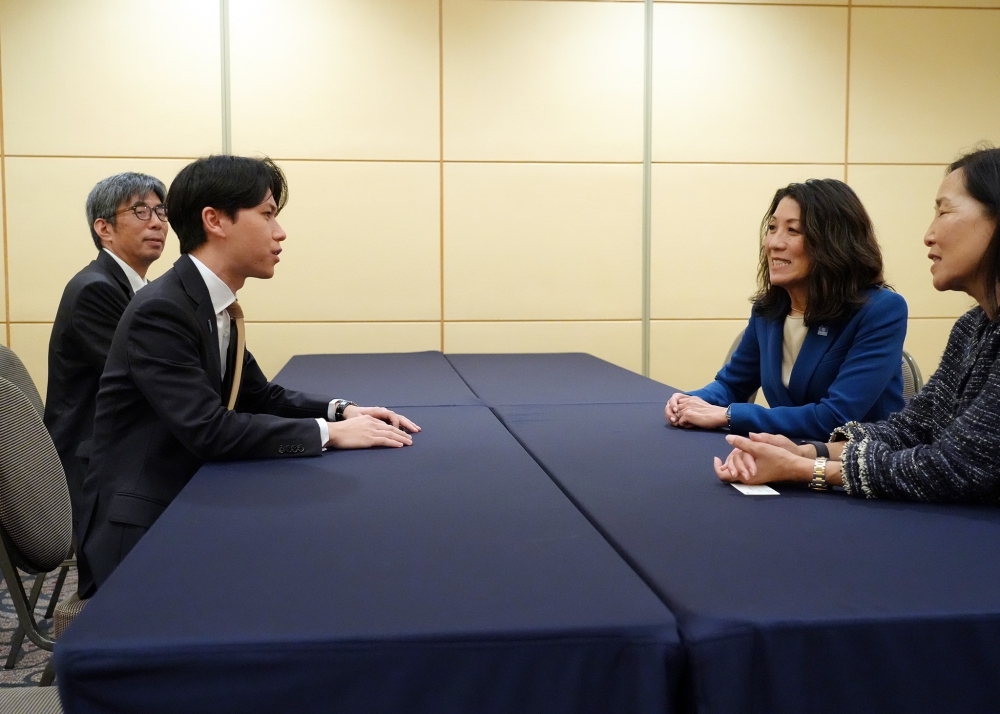 大空政務官とヤマモト会長との懇談の様子