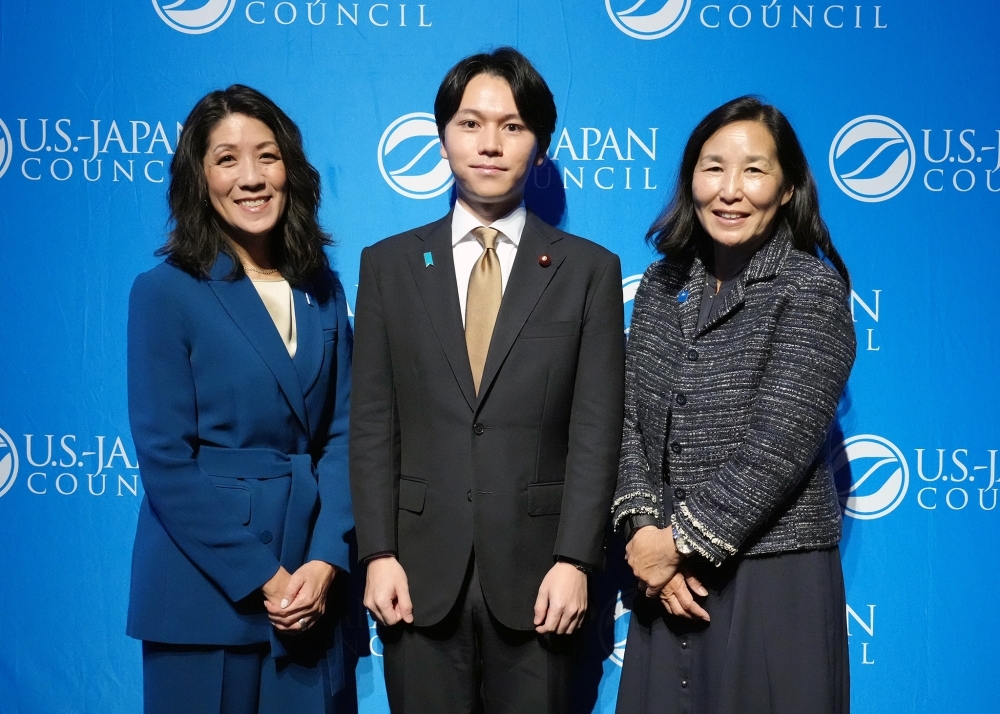 大空政務官とヤマモト米日カウンシル会長との記念撮影