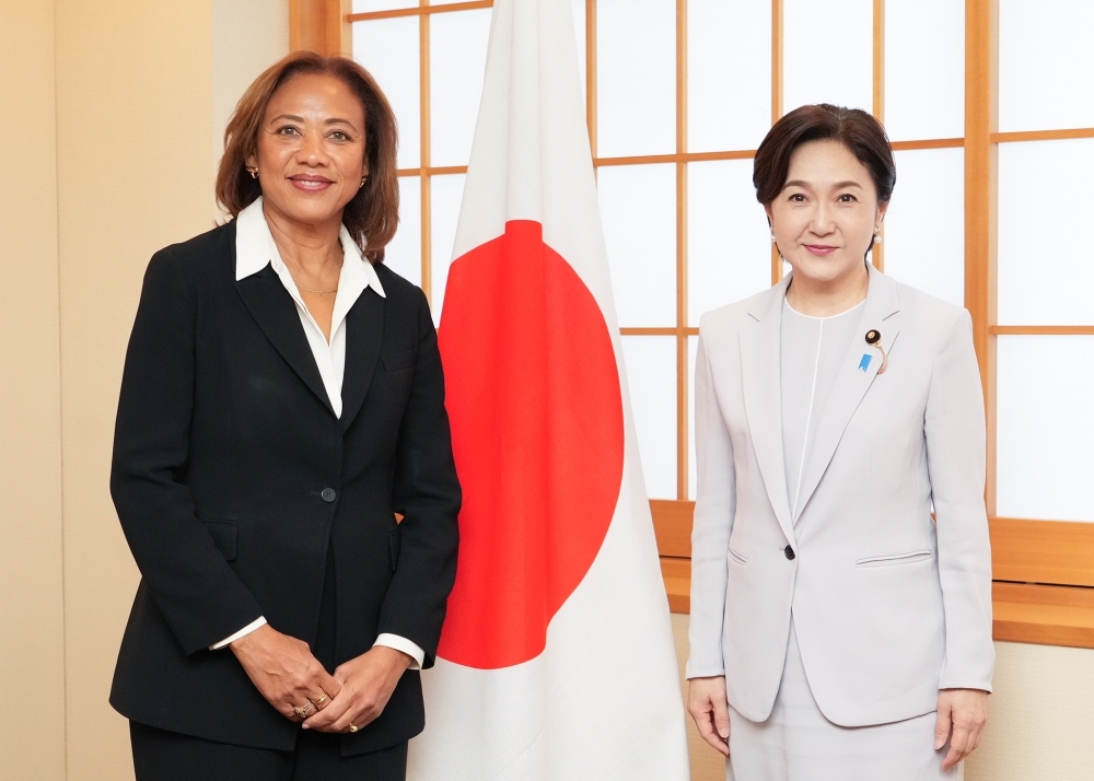 生稲政務官とジャイルズ＝マクドノー総代表との記念撮影
