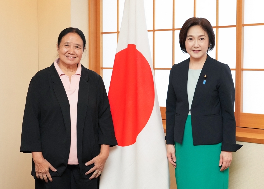 写真撮影に応じる生稲外務大臣政務官とシンシア・マウン・メータオ・クリニック院長