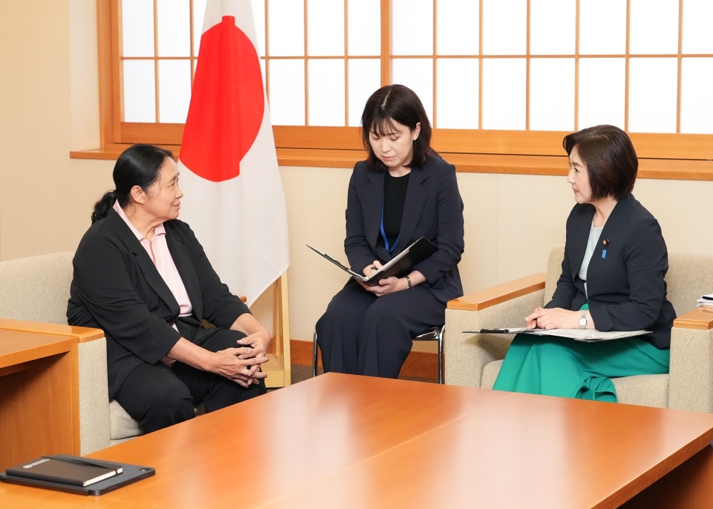 意見交換をする生稲外務大臣政務官とシンシア・マウン・メータオ・クリニック院長