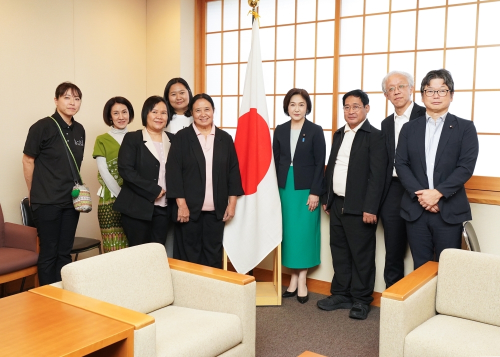 生稲外務大臣政務官とシンシア・マウン・メータオ・クリニック院長一行との記念写真