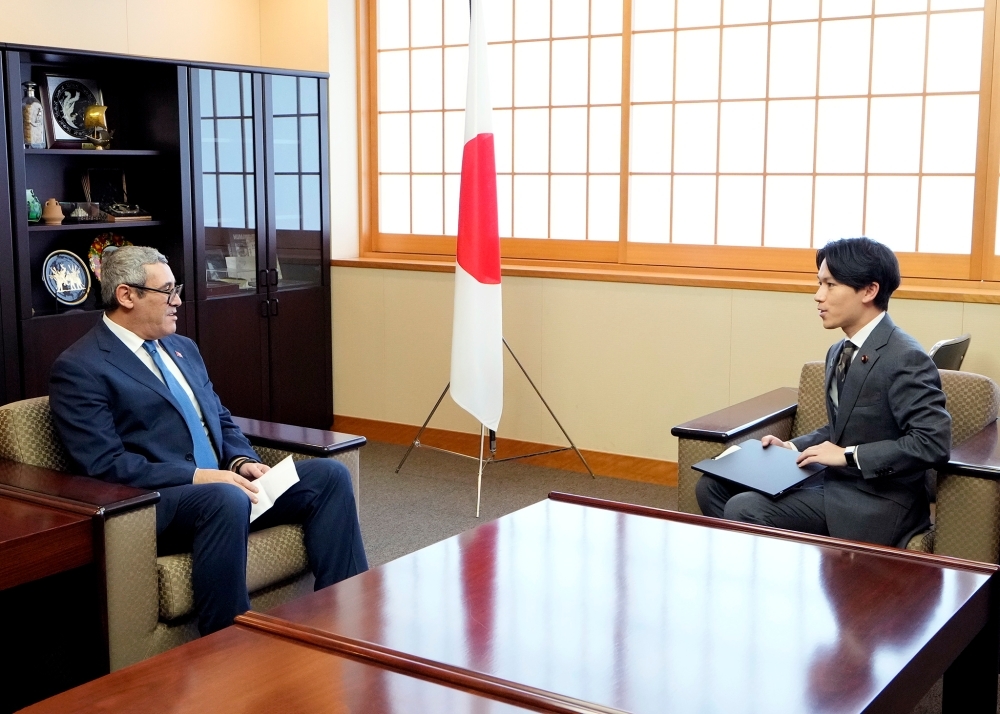 意見交換をする大空外務大臣政務官とシャッフラ駐日チュニジア大使