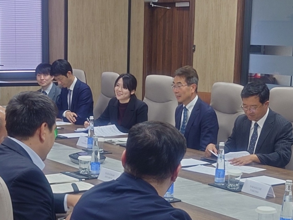 ウマルジョン・エネルギー省次官と会談する宇野内閣総理大臣補佐官